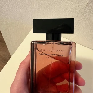 MUSC NOIR ROSE for her by narciso rodriguez 50 ml Eau de Perfume  - En varm, söt, blommig, förförisk och sexig parfym från Narciso Rodriguez. 50 ml. Knappt använd som syns på bilden. Givetvis förvarad mörkt och svalt.
