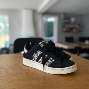 Svarta 00’s campus leopard - Super fina campus med leopard. Storlek 41. Använda fåtalet gånger, nypris 1890kr mitt pris 1100kr 