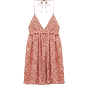 Mönstrad sommarklänning med knytband - Säljer en superfin mönstrad klänning från Zara som är slutsåld! Den är i strl L men passar nog M också då man kan justera bandet i bak! Hör av er vid frågor💕