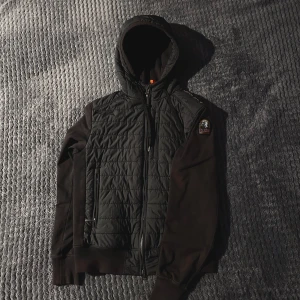 Cardigan Parajumpers - Säljer en snygg svart jacka från Parajumpers. perfekt för höst och vår. Storlek M