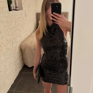 Nyårsklänning - Super fin nyår/fest klänning,  halterneck modell samt öppen i ryggen. Köpt för något år sedan så finns ej kvar att köpa. Endast använd 1 gång 💕