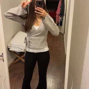 Ljusgrå omlottkofta - Säljer en superfin ljusgrå omlottkofta från Gina Tricot i storlek XS. Den är stickad och har långa ärmar med knytning i midjan. Perfekt för både höst och vår! ❤️svår att få tag i då den är omtyckt