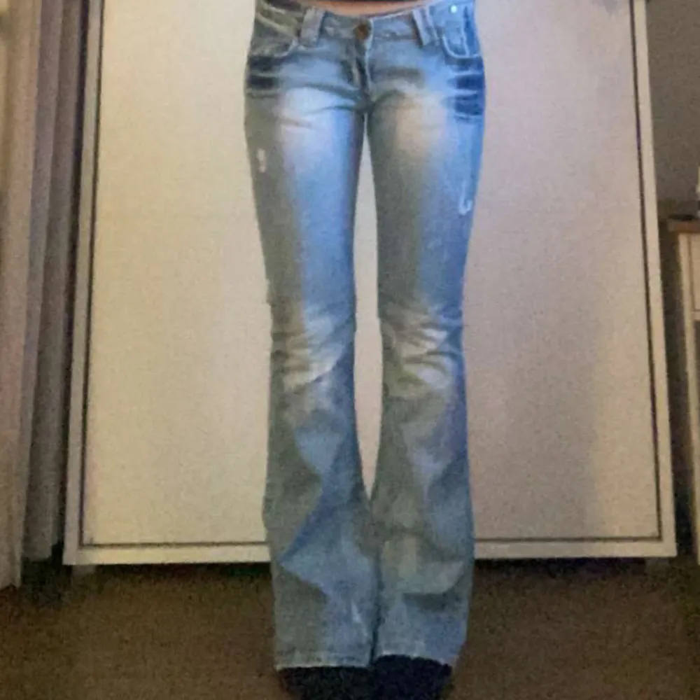 Säljer ett par ljusblå bootcut jeans från CHIC i storlek 30/32. De har snygga slitningar och bakfickor som gör dom så unika!😻 Sitter som 36! Midjemått: 39 Innerbenslängd: 80🙌 Så bra skick!😇. Jeans & Byxor.