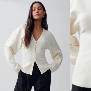 Tröja  - Figursydd tröja med lite större ärmar, slutsåld överallt. Använd ca 3 ggr men tycker inte den sitter bra på mig vid urringningen 