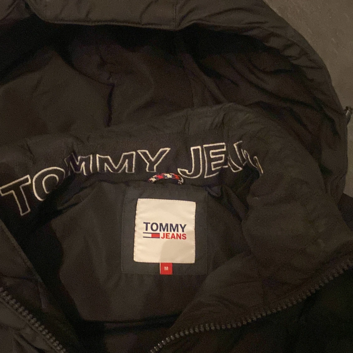 Svart pufferjacka från Tommy Jeans - 91