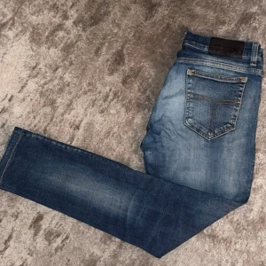 Tiger of sweden jeans(NYTT SKICK) - Säljer ett par snygga tiger of sweden jeans i bra skick. De har en klassisk femficksdesign och en cool läderdetalj på baksidan. Perfekta för både vardag och fest! Passar till allt och är superbekväma.👍🏼🙏