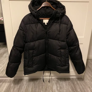 Vinterjacka  - Säljer nu min fina vinterjacka från H&M. Den är väldigt skön och varm och den är i superbra skick. Kom privat för fler frågor eller bilder!🤗💕Pris kan diskuteras.