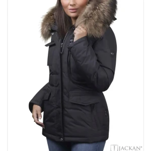 Svart hollies jacka - Säljer en snygg svart parkajacka med stor pälsdetalj på huvan, man kan fixa till midjan tajt eller löst vilket är bra då den passar personer som har storlek XS-L. Jag har använt den 3 ggr, lyxig och praktisk. Perfekt för kalla vinterdagar och höstpromenader. Håller dig varm och stilren! Nypris är 3999kr. Säljer då den inte är min stil längre. 