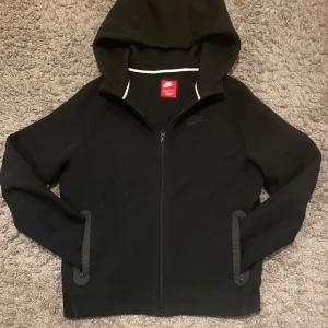Nike tech fleece - Säljer junior Nike tech, använd ett fåtal gånger, som ny. Har inga defekter.