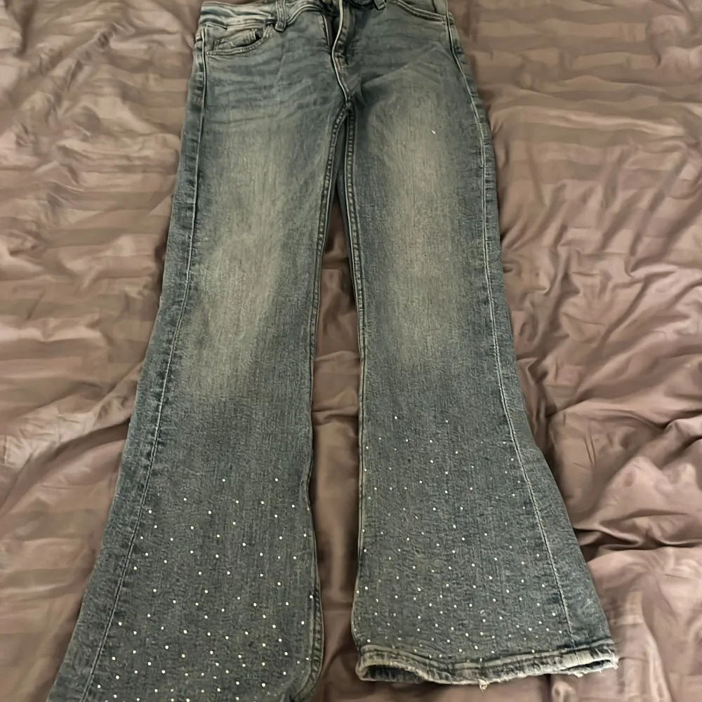 Säljer ett par snygga jeans från Gina Tricot i storlek 152. Det finns en liten fläck vid benet men kanske går att ta bort. Säljer pågrund av att dom inte används. Dom är används max 1 gång . Jeans & Byxor.