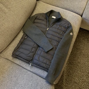 Moncler Cardigan - Säljer denna sjukt sköna cardigan från Moncler, väldigt fint skick med en mindre flaw. Size M, endast 3899!