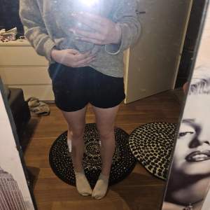 Säljer ett par svarta shorts från 157 i storlek S. De är i bra skick och perfekta för sommaren. Shortsen har en normal passform och är gjorda i ett bekvämt material. Perfekta för både vardag och fest!