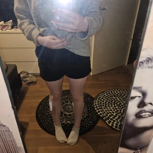 Svarta shorts från 157 - Säljer ett par svarta shorts från 157 i storlek S. De är i bra skick och perfekta för sommaren. Shortsen har en normal passform och är gjorda i ett bekvämt material. Perfekta för både vardag och fest!