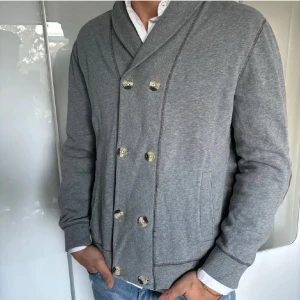 Cardigan grå M - - Kofta från märket H&M i storlek M - Bra skick, inga defekter  - Modell på bild är 182/67kg. - Hör av dig vid eventuella frågor! Mvh  