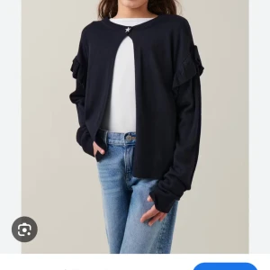 Stickad kofta  - Säljer en superfin marinblå stickad kofta med volangdetaljer på ärmarna och en söt stjärnknapp vid halsen. Perfekt för både vardag och fest! Den är långärmad och har en elegant, enkel design som passar till allt. Ett måste i garderoben för höst och vår! Aldrig använd, inga defekter. Helt slutsåld överallt, nypris 280 men säljs för 160!❤️