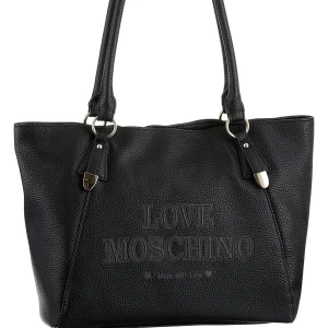 Svart axelväska från Love Moschino - Snygg svart axelväska från Love Moschino i skinn. Väskan har ett stilrent design med präglad logotyp på framsidan och silverdetaljer. Insidan är fodrad i rött tyg med dragkedjeficka för extra säkerhet. Perfekt för både vardag och fest! Man får plats med det mesta i väskan. Nypriset var runt 4000 tusen kr men säljer den för 1000kr men pris kan alltid diskuteras💕Kan mötas i stockholm. Skicket är rätt så bra förutom att vid handtagen kan det vara lite som har lossnat bara.