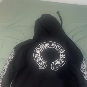 Svart hoodie från Chrome Hearts - Säljer en svart hoodie från Chrome Hearts. Använd max 5 gånger                  Den är L men sitter som M                       