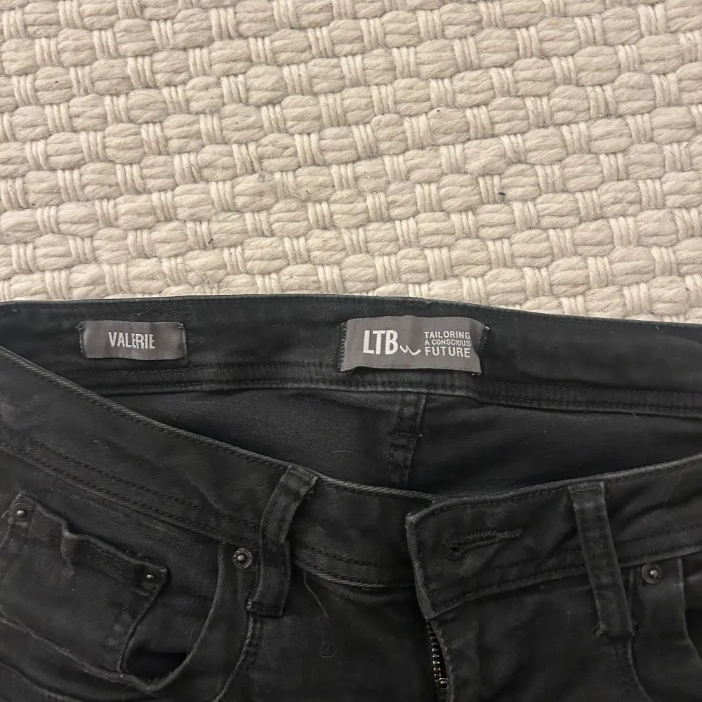 Säljer ett par svarta bootcut jeans från LTB i storlek 27/30. Köpte här men var för små o korta på mig som är 170 o vanligtvis har 38.. Jeans & Byxor.