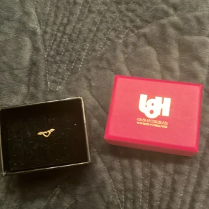 Love Örhänge från Lotta Hasselblad  - Jätte gulligt örhänge i guld från l8h! Köpt 15 mars 2024, har använt typ 3 gånger så det är i väldigt bra skick. 