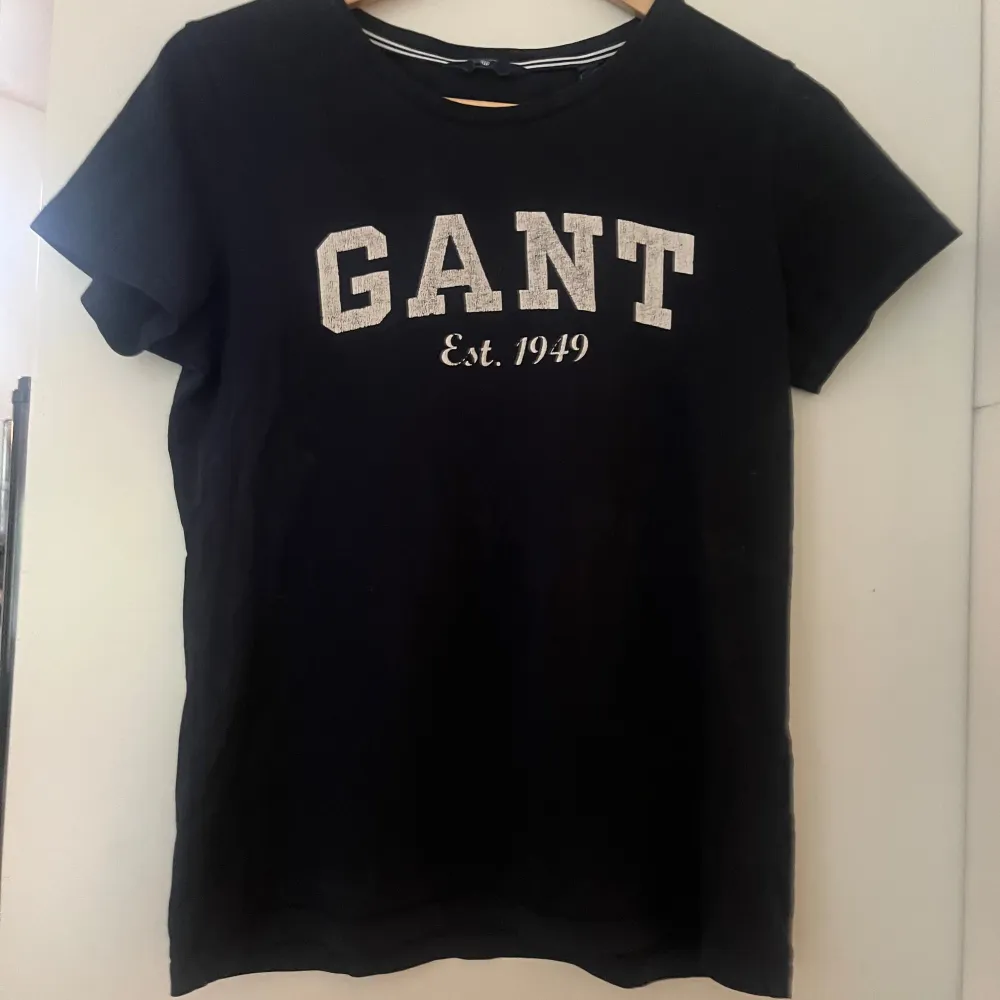 Marinblå tshirt från GANT. 100 % bomull som glr den otroligt skön. En gant tshirt har nypris mellan 300-400 kr. Texten är i ”spräcklig” vet inte om det är designen eller om det är slitningar. Använd gärna köp nu💕. T-shirts.