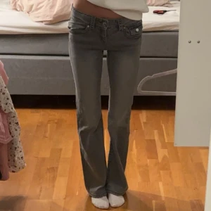 Grå bootcut jeans - Säljer grå jeans från Gina Young, de är lågmidjade och i nyskick, de är i storlek 152 men ja är 165cm o de går ner till marken