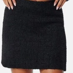 Svart kjol från H&M - Säljer en snygg svart kjol från H&M i storlek S. Kjolen är i ett mjukt och bekvämt material, perfekt för både vardag och fest. Den har en enkel och stilren design som gör den lätt att matcha med olika toppar. Perfekt för höst och vinter! ( storlek 38 men mycket liten i storleken så passar även dom med 34 eller 36 i storlek) 