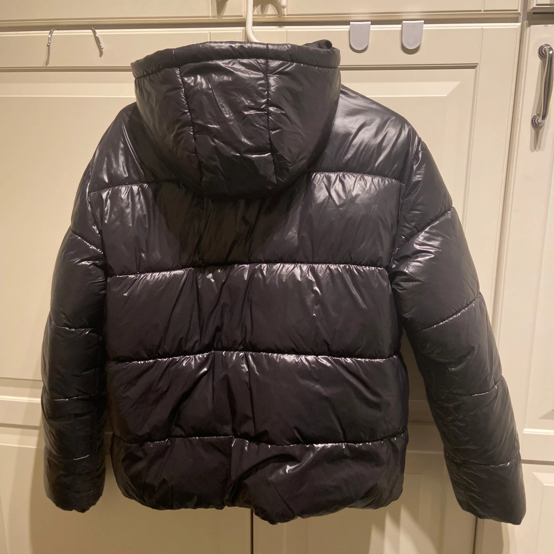 Svart pufferjacka med huva - 91
