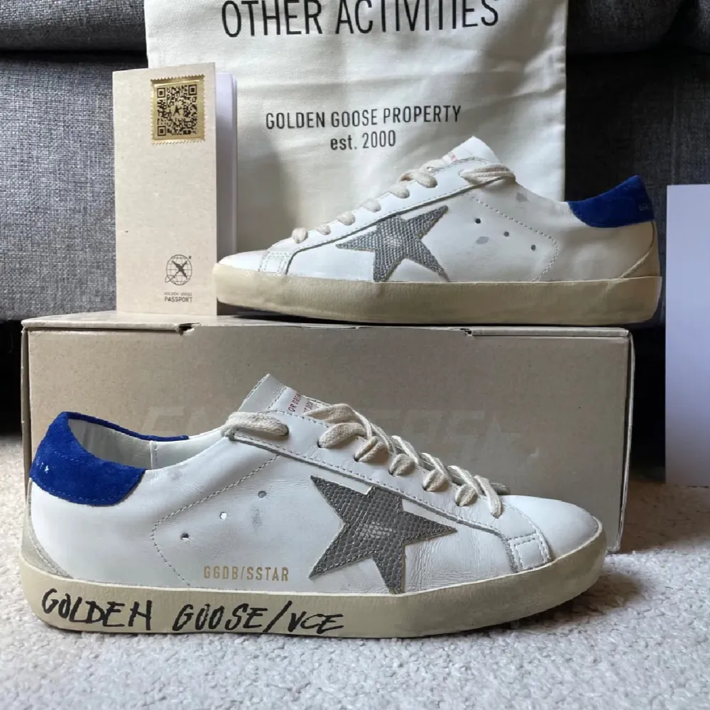 Säljer ett par Golden Goose sneakers i vitt skinn med coola blå detaljer på hälen. Mitt pris 2999!✌️ nypris 6000🫨 nästan helt som nya pris går att diskutera! Size 40 passar 40-41,5. Skor.