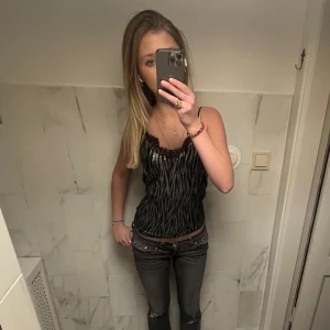 Topp ❤️ - Jättesnygg topp från HM, säljer eftersom den inte kommer till använding🥰