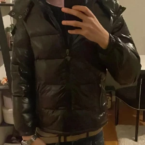Svart vinter jacka  - Tja! Säljer nu en jätte fin vinter jacka i nyskick 10/10, jackan är inte använd de är en moclear liknande jacka, vid fundering tveka inte att höra av dig!😊