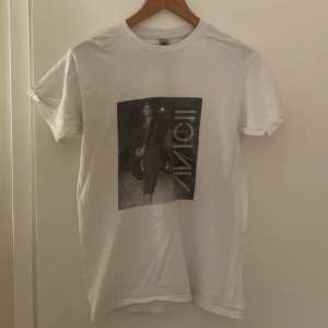 Vit t-shirt med tryck - Säljer en riktigt fet vit t-shirt med Avicii-tryck. Använd endast väldigt fåtal gånger!!! True to size skulle jag säga. Skick 10/10💯