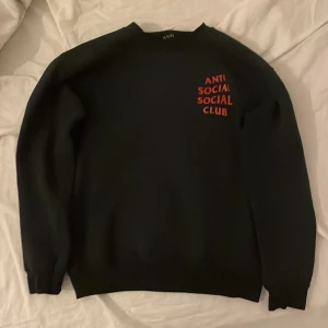 Svart tröja från Anti Social Social Club - Säljer en svart tröja från Anti Social Social Club/bape i storlek XS. Den har röd text både fram och bak. Perfekt för en casual look eller att chilla i. Tröjan är i bra skick och gjord av bomull, vilket gör den superbekväm. Passar perfekt till höst och vinter!