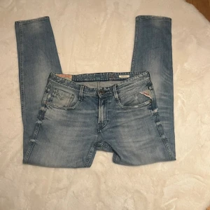 Replay Ambass  - Säljer ett par snygga ljus blå jeans från Replay i bra skick. De har en slim passform. Jeansen har en klassisk femficksdesign och en lätt slitning för en cool look. 30 -32 i storlek. För av er för mer bilder eller info. Jag är 175 och väger 70kg därför lite tajta på mig