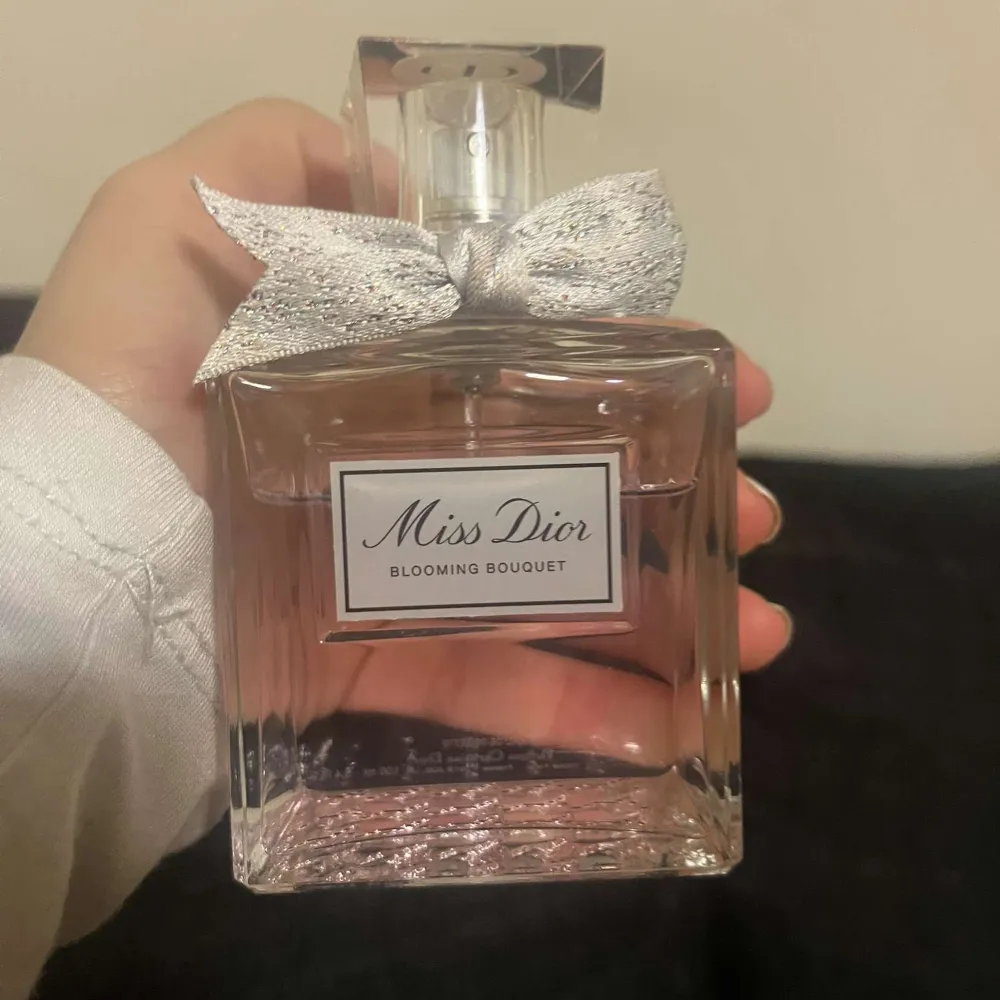 äkta miss dior parfym, den doftar väldigt starkt blommor och samtidigt sött🥰🥰den är runt 130ml och pris kan diskuteras . Parfym.