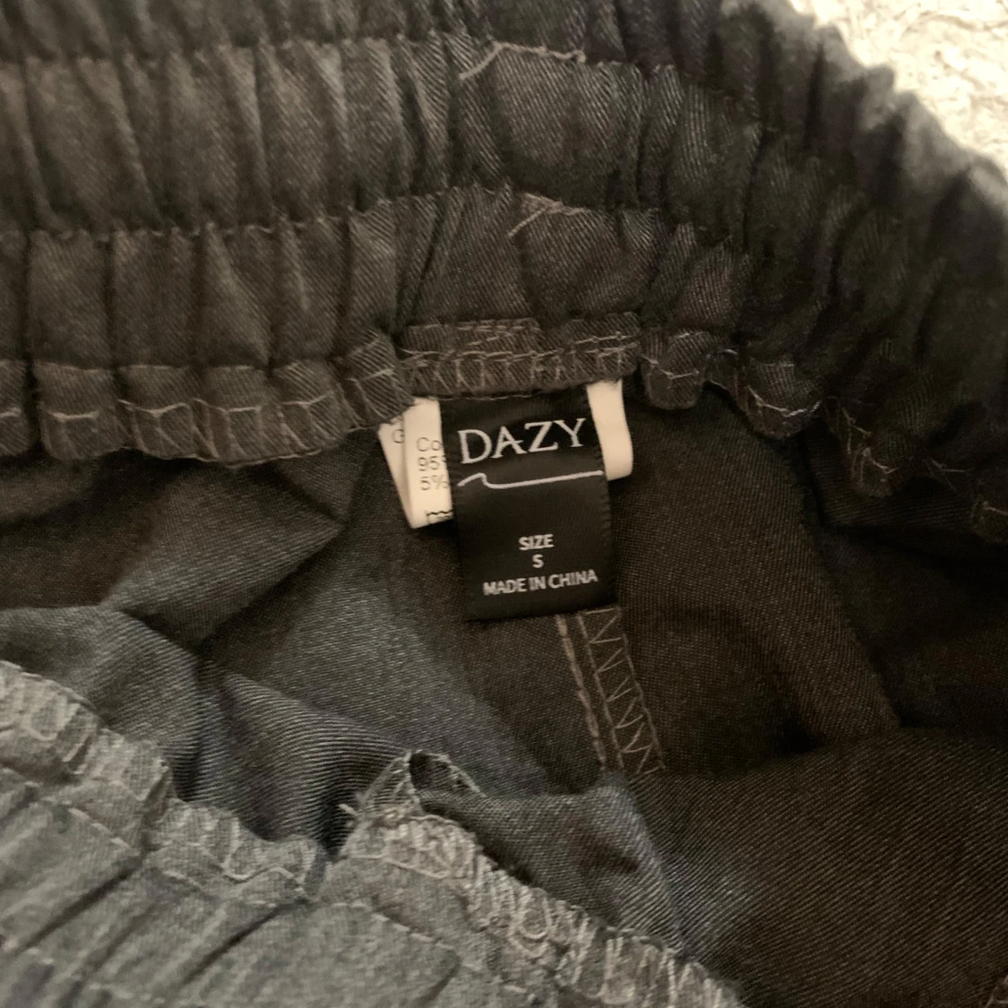 Grå byxor från Dazy - 92