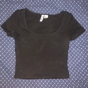 Svart u-ringad topp från H&M - En svart u-ringad topp från H&M, jättefin och är sparsamt använd med inga defekter. Den sitter tajt och man ser jätte fin ut! Se sista bild för hur den ser ut på!