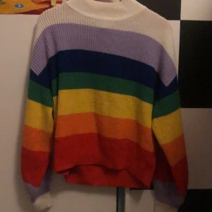 Färgglad randig tröja från Monki - Jag säljer en färgglad tröja från monki. Den är köpt secondhand men har inga tecken på användning.