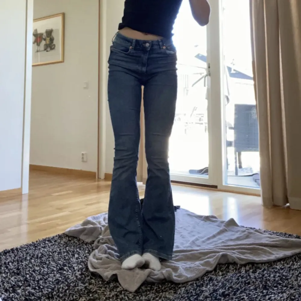 Säljer ett par snygga blå bootcut jeans i mycket bra skick. De är midwaist och är Perfekta för både vardag och fest! Stretchig material Fråga privat om bilder eller övrigq frågor. Obs Lånade bilder . Jeans & Byxor.