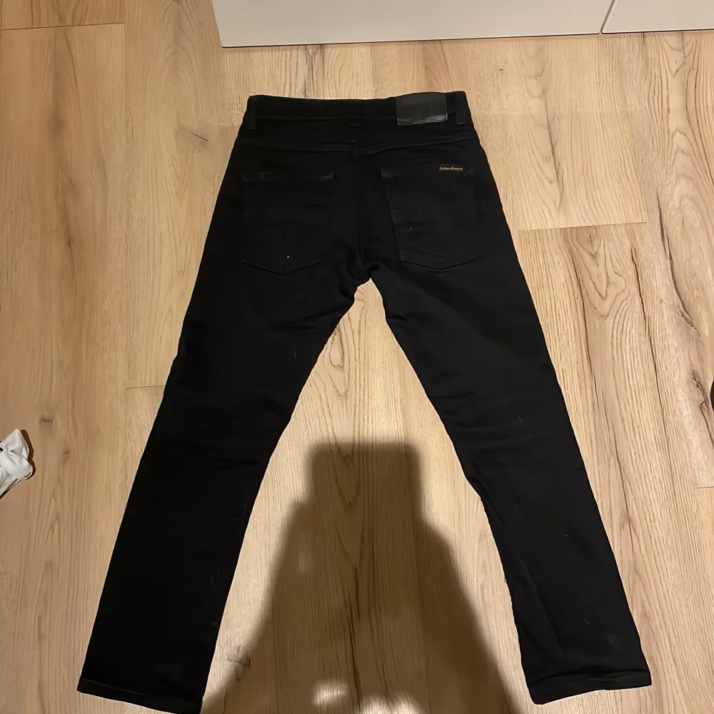 Säljer ett par svarta jeans från Nudie Jeans i storlek 29/30. De har en klassisk femficksdesign och är i mycket bra skick!. Jeans & Byxor.