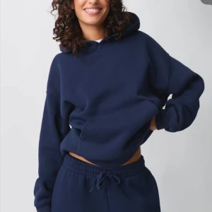 Marinblå hoddie! - Säljer min marinblåa hoddie från Gina då jag tröttnat på den lite! 