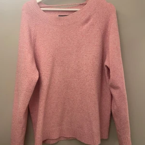 Rosa stickad tröja - Mysig rosa stickad tröja, använd och tvättad så lite nopprig. Men så mysig o fin💗
