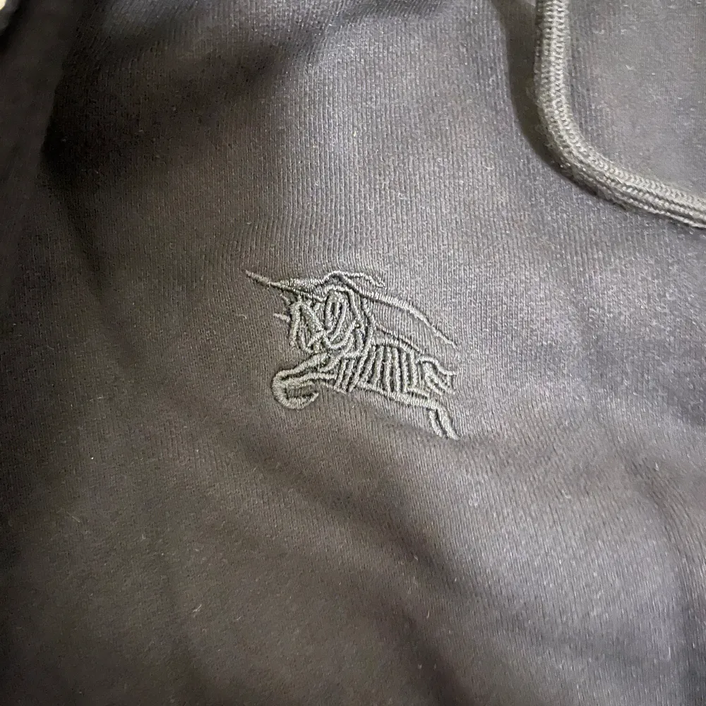 Säljer nu en oanvänd riktigt fin och stilig burberry zip hoodie som kommer att hålla dig varm under kalla dagar tack vore dess tjocka material. Hoodien är i nyskick och har aldrig används. INTE äkta. Hoodies.