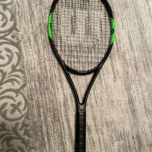 Tennis rack hög kvalitet  - Säljer denna tennis rack för 400kr köpt för 999kr förra året men knappt kört 10 gånger köpt från stadium kan frakta eller mötas 