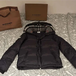 Skit snygg jacka bra till både vinter och andra årstider går att göra till väst - Skit snygg jacka bra till både vinter och andra årstider går att göra till väst, 3500 mötes upp i Stockholm 