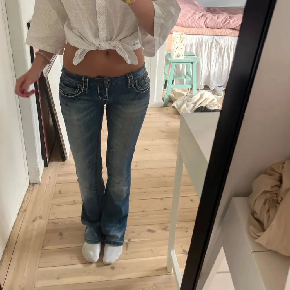 Säljer ett par riktigt coola lowwaist bootcut jeans i strl S (lånade bilder) priset går att diskutera!. Jeans & Byxor.