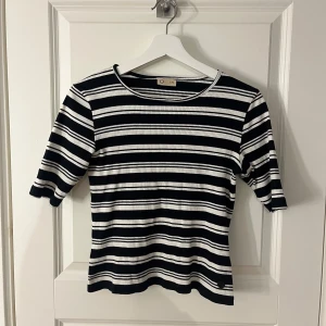 Randig tight T-shirt  - En randig tight T-shirt i storlek 170💞