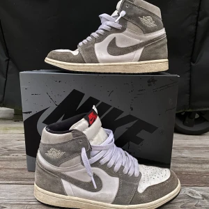 Air Jordan 1 Retro High OG Washed Black. KAN BYTAS - Sköna Jordan 1 från sommar 2023 köpta på snkrs appen och är 100% äkta. Original lådan kommer med. Skick 7/10 har heel drag och lite creasade går att tvätta enu lite mer om man vill ha dom vitare. SKRIV DM OM NI VILL SE FLER BILDER. KAN BYTAS BARA MOT SKOR