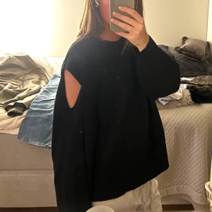 Svart tröja med öppna axlar - Säljer en svart tröja med coola öppna axlar. Fint skick, lite nopprig 