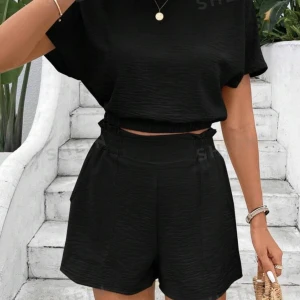 Svart set från SHEIN - Snyggt svart set från SHEIN med en kortärmad topp och matchande shorts. Toppen har en lös passform och shortsen har en bekväm resår i midjan. Storlek M, helt oanvänd, skriv för fler bilder 🥰