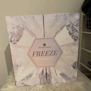 Adventskalender från Glossybox TOM! - Säljer en superfin adventskalender från Glossybox med temat 'Freeze the Moment'. Den har 25 luckor som man kan fylla med  olika skönhetsprodukter. Perfekt för att överraska dig själv eller någon annan varje dag fram till jul! 🎁✨